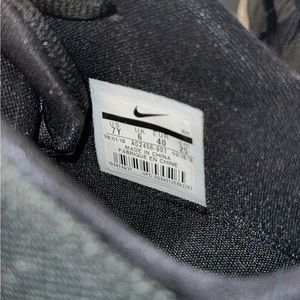 Kyrie black magic size 7Y